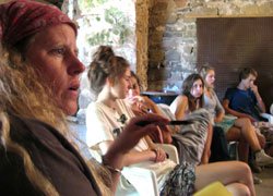 Leiterin Andrea Place (links) mit Betreuern in Le Caussanel, Frankreich, 2007.